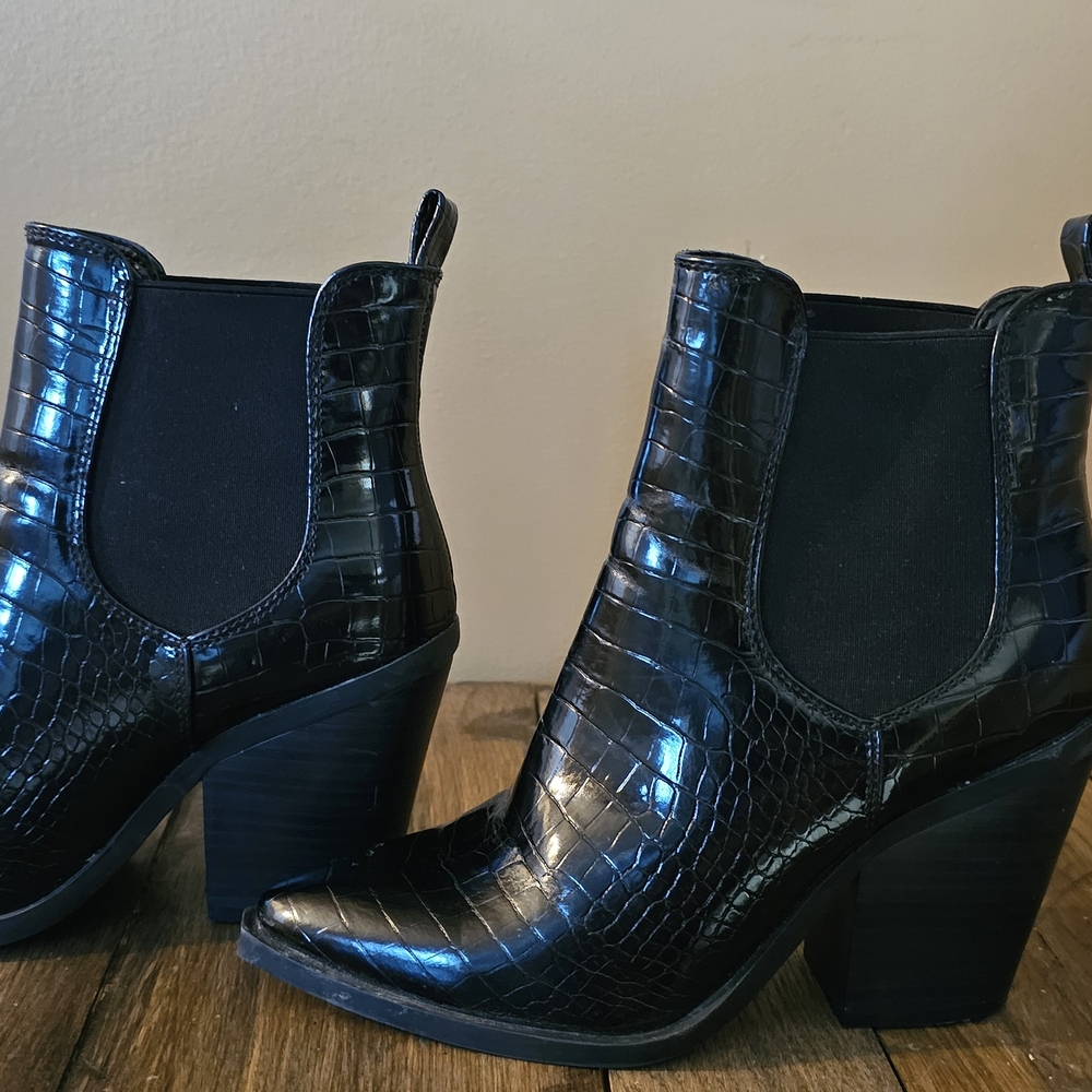 Sleek Black Ankle Boots with Chunky Heel